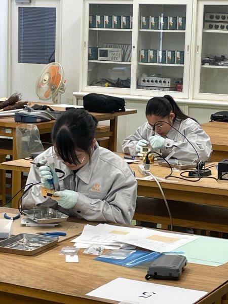 写真：電子回路組立て　高校生5