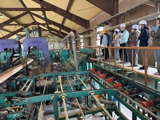 製材工場を見学している様子