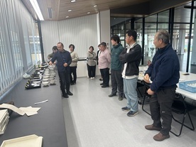 写真：品質を確かめる互評会の様子