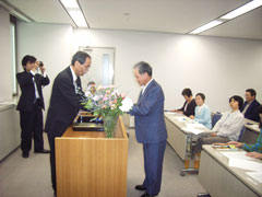 写真：静岡わさび道楽くらぶ会員章とバッジの授与式