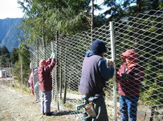 写真：住民が鳥獣害防護柵を設置している写真
