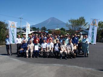 写真：富士山をバックに記念撮影