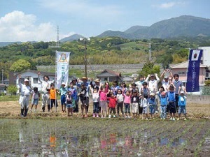 写真：田植え2