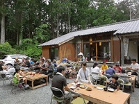 写真:地元のお母さん達手作りの昼食