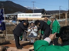 写真：認定書を受け取る常葉大学池田教授