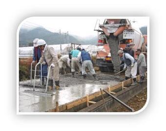 写真：業者と協力して道路造り