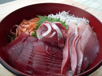 写真：五色海鮮丼