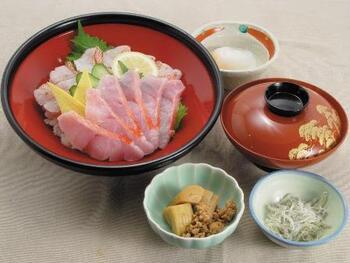 写真：あぶり金目丼