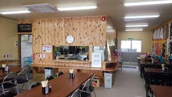きんめてい店内の料理受取口の写真