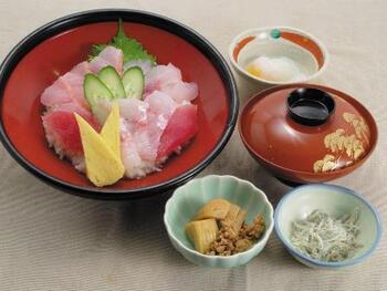 写真：金目三食丼