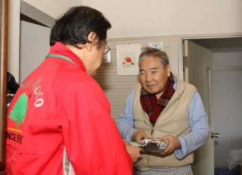 写真:宅配を受取る様子