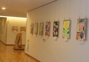 写真:絵画展の様子
