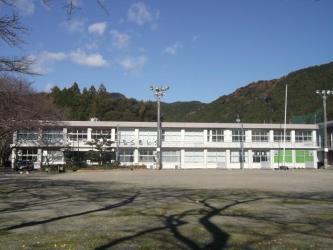 写真：さくら咲く学校外観