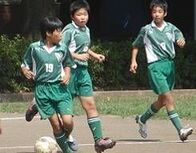 写真：サッカーをする子供2
