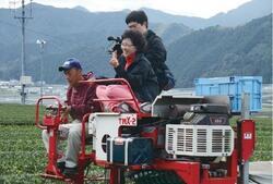 写真：農作業機械に乗るメディア関係者
