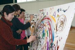写真:アーティスト達が絵を描く様子