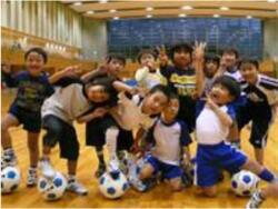写真:サッカー教室に参加する子供達