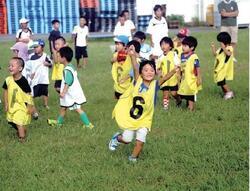 写真：サッカーをする子供達