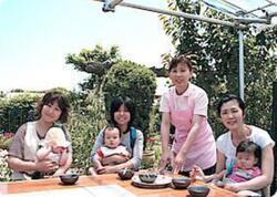 写真：根方友紀氏と育児中の母親たち