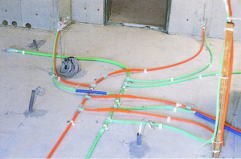 写真：プレハブ工法による給水・給湯配管システム