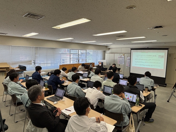 研修中の会場参加者の様子