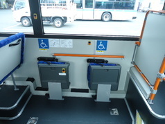 写真：バス車内車いす用スペース