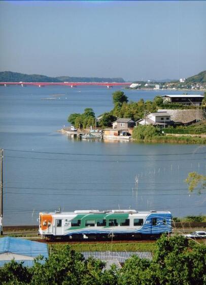 写真：浜名湖を走行する車両の様子