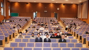 写真：大学生との意見交換会