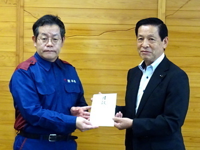 令和8年熊本地震災害見舞金の贈呈　贈呈写真