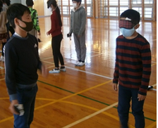 写真:沼津市立第一小学校アイマスク体験