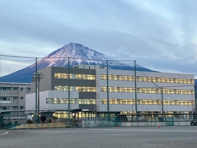 写真：静岡県立富士宮東高等学校　外観