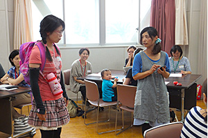 写真:懇談会や家庭教育講座の様子