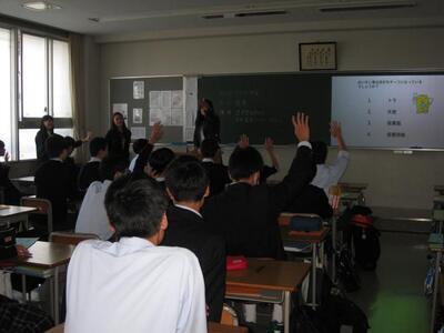 写真：生徒たちが挙手している様子