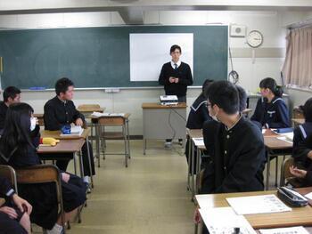 写真：グループワーク中にパートナーの話を聞く生徒たちの様子