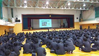 写真：会場に集まった生徒たちの後ろ姿の風景