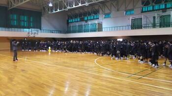 写真：立ち上がった生徒たちが体育館の端に集まっている様子