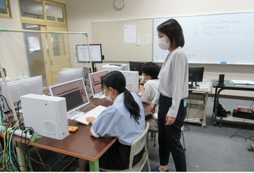 工科短期大学校沼津キャンパス情報技術科での指導の写真
