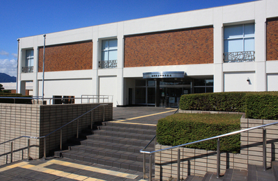 写真:県立中央図書館外観