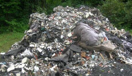 廃棄物課廃棄物の山の写真