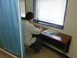 写真:検査申込書記入