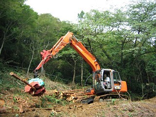 写真:高能率機械(プロセッサ)の稼動(裾野市)