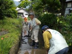 写真：水路の泥上げ