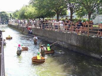 写真:田宿川たらい流し祭り