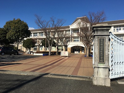 写真：富士市立岩松北小学校正門