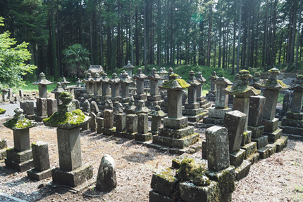 写真：人穴富士講遺跡の墓地
