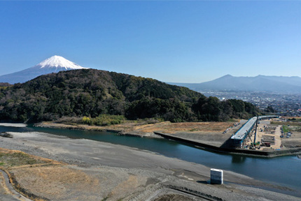 写真：（仮称）新々富士川橋整備作業の様子