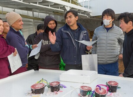 写真：指示を出すマドさん