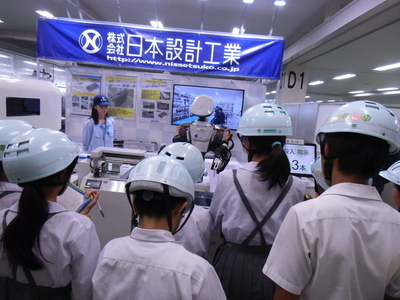 写真:ヒト型ロボット
