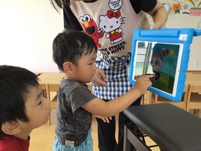 写真：タブレットを使う子供1