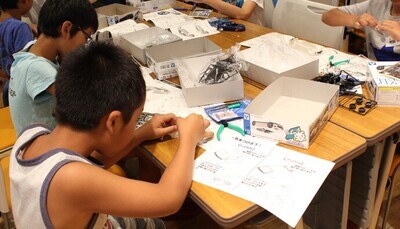 写真:プラモデルを作る子供たち